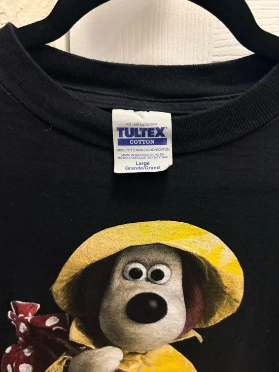 Vintage Wallace & Gromit Gromit Raincoat Graphic Tee Tultex Size L Black - Picture 3 of 4